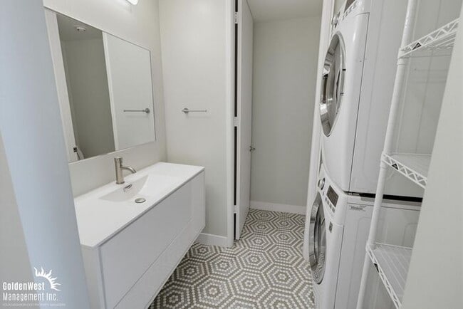 Building Photo - Beautifully Renovated 2Bdm 2.5Ba Mission Hills Condo with Bay Views!