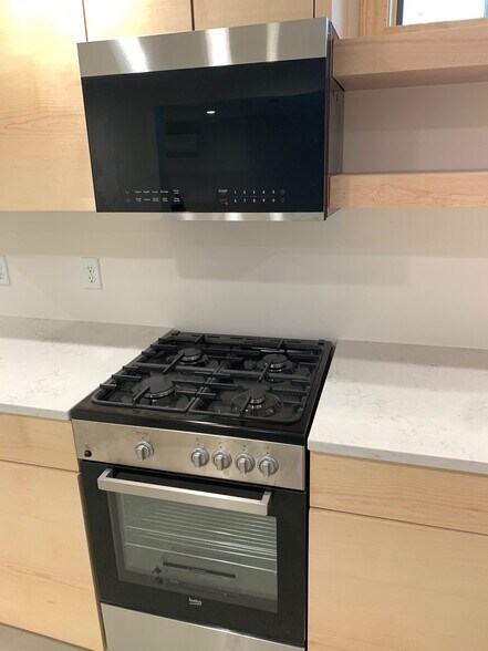 Microwave & Range - 4334 Drew Ave S