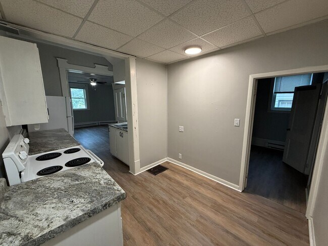 Building Photo - Charming Lower Unit 1 Bedroom with Gourmet Kitchen