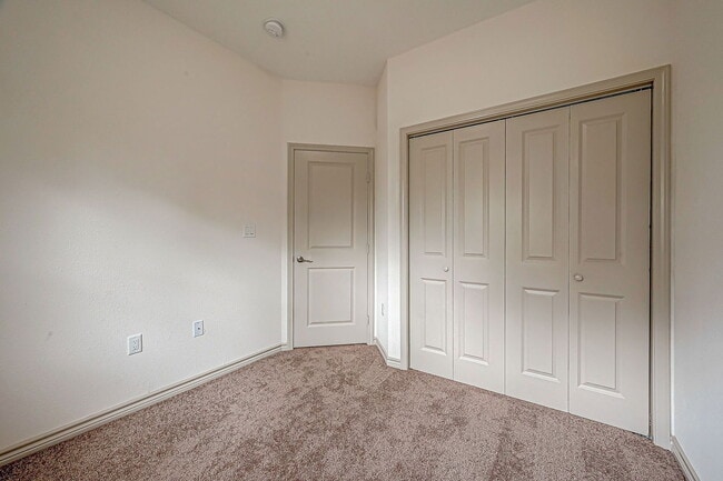 Building Photo - 5530 Hirondel St