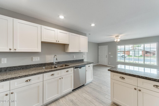 Building Photo - 3920 W Tuckey Ln