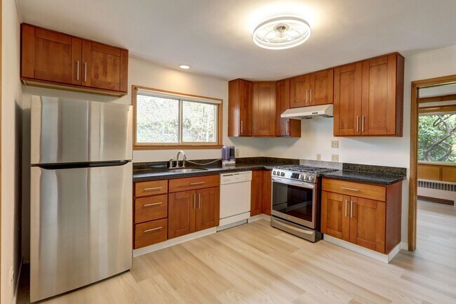 Building Photo - Large Renton Highlands Rambler with Grand ...
