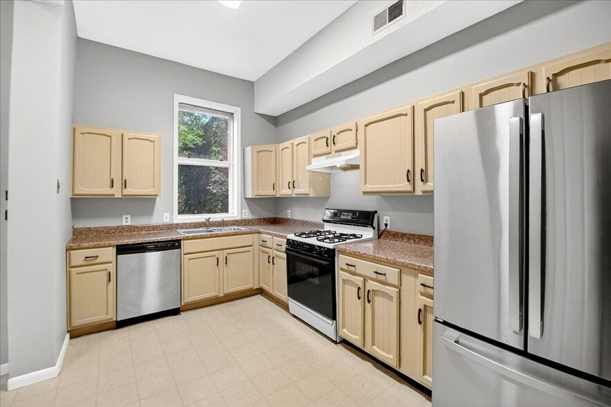 Building Photo - 2352 S 10th St