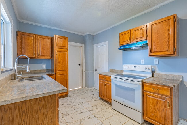 Building Photo - 383 Champlain St