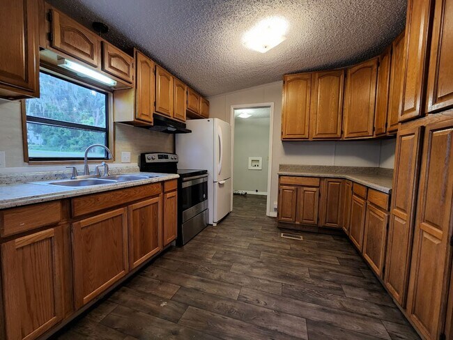 Building Photo - 3 Bed  2 Bath  2 Garage/Workshop and Fenced