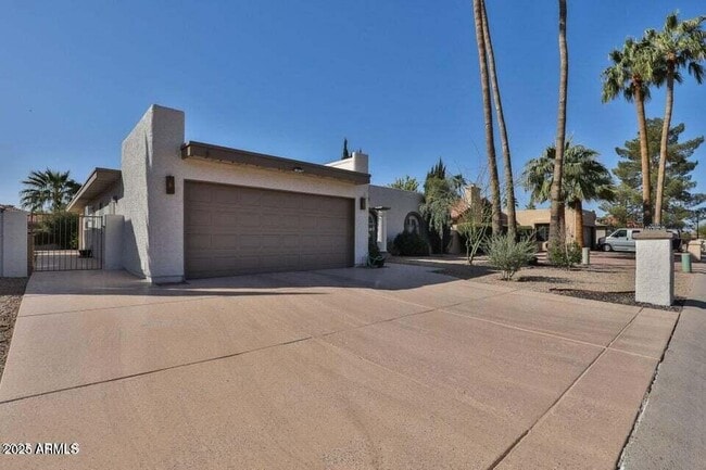 Building Photo - 10421 E Silvertree Dr