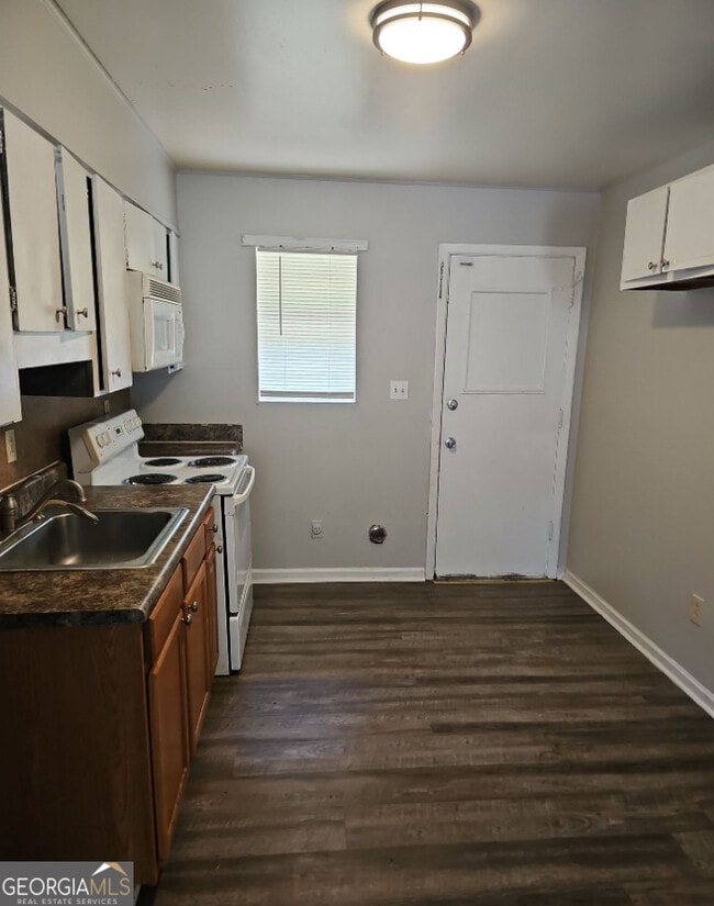 Building Photo - 6494 Lower Dixie Lake Rd