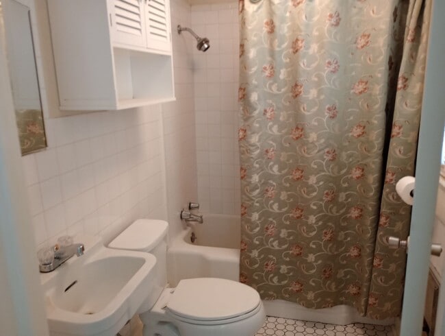 Building Photo - Updated 1/1 near downtown