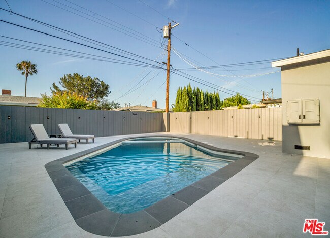 Building Photo - 12827 Sylvan St