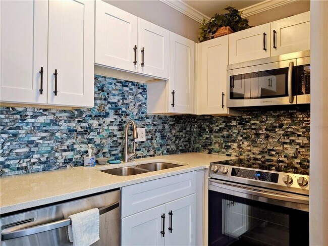 Building Photo - 2805 Northeast Expy