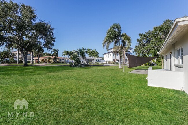 Building Photo - 10100 Paradise Blvd