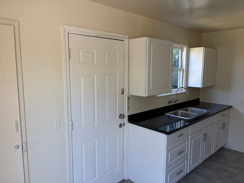 Building Photo - 917 Dwight Way