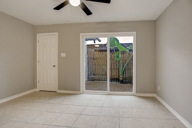 Building Photo - 10004 Westview Dr