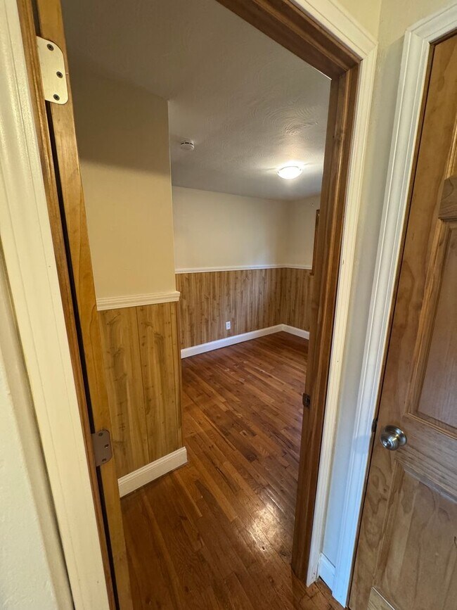 Building Photo - Coraopolis - 3 Bedroom, 1 Bath - Charming ...