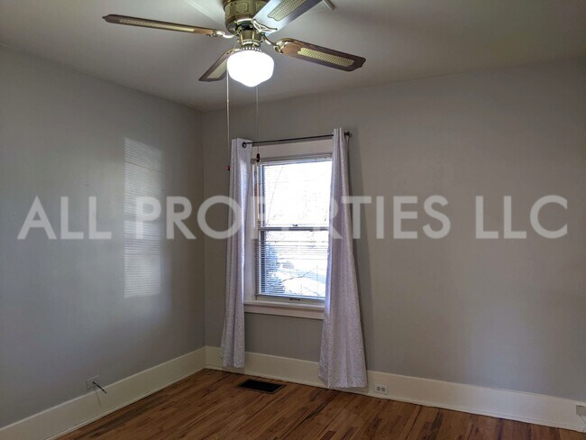 Building Photo - 557 S Race St