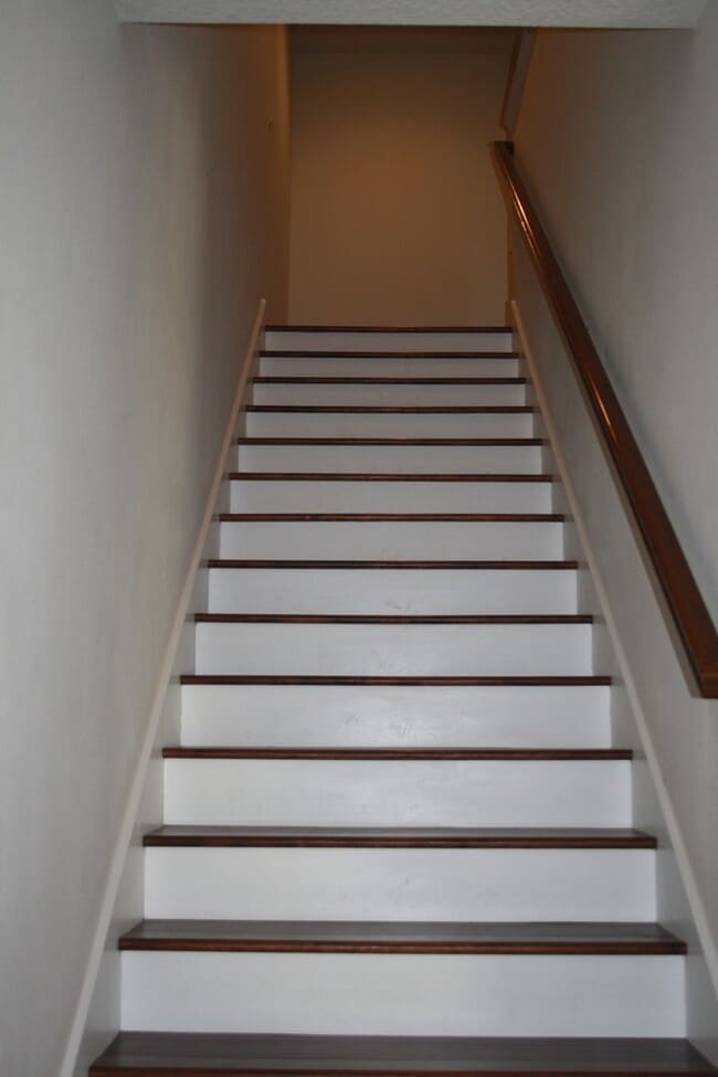 Building Photo - Beautiful Townhome on Peaceful Conservatio...