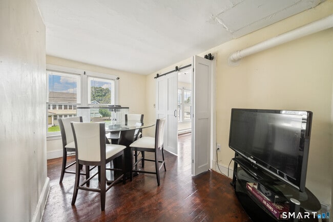 Building Photo - 143 Divinity St