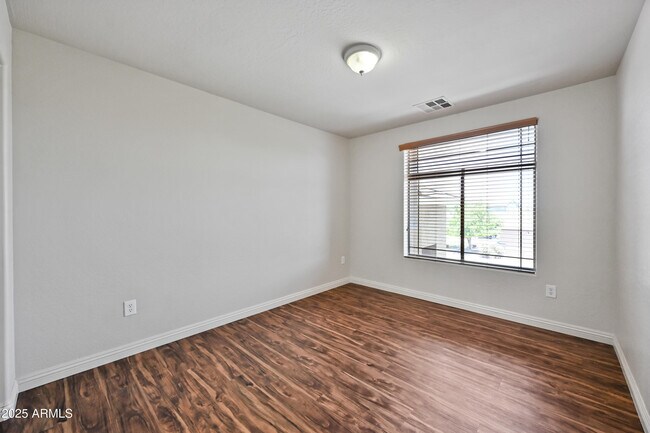 Building Photo - 11237 W Davis Ln