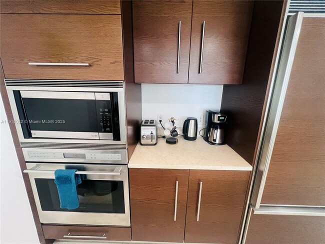 Building Photo - 485 Brickell Ave