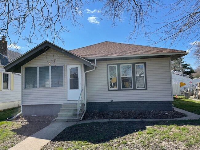 Primary Photo - 2 Bed/ 1 Bath with Garage