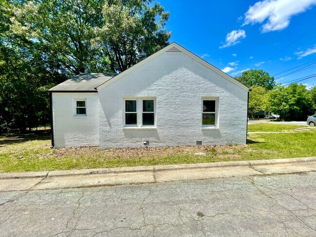 Building Photo - Freshly renovated 3 Bed 1 Bath Home Near UNCG!