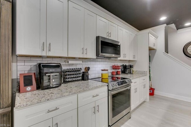 Building Photo - 377 Leeland Ave