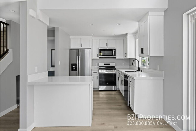 Building Photo - Beautiful Modern Duplex in the heart of No...