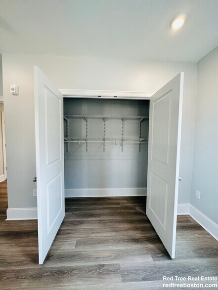 Building Photo - 100 Brooks St