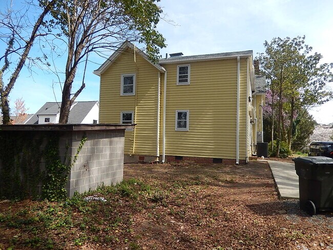 Building Photo - 1015 Oberlin Rd