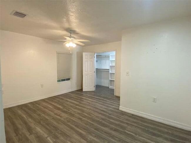 Building Photo - 1402 Avenue K