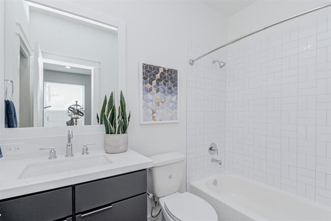 Building Photo - 1218 W 24th St