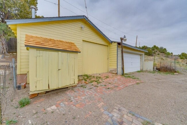 Building Photo - 4 bedroom 2 bath Home