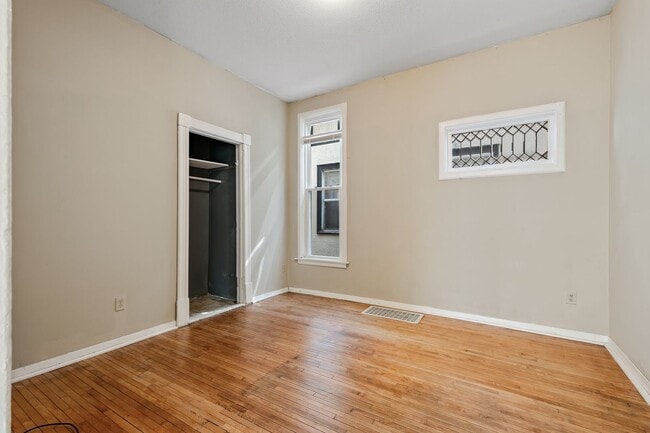 Building Photo - MUST SEE! Spacious 5BD/2BA Home near the U...