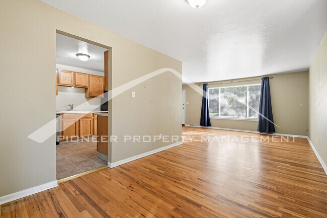 Building Photo - Spacious Home with Washer/Dryer and Fenced Yard