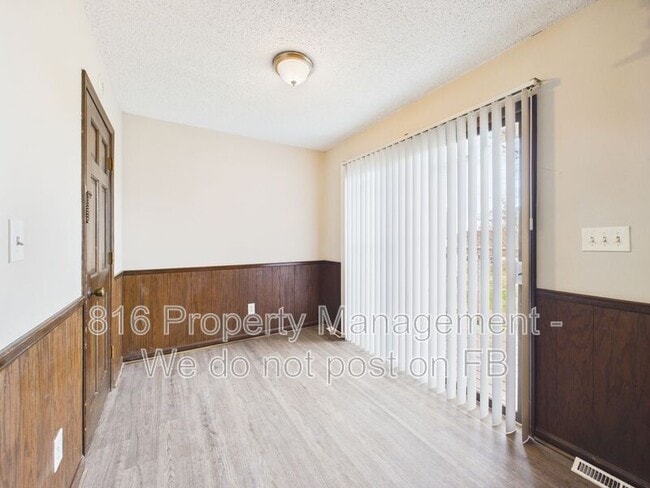 Building Photo - 3929 S Carriage Ln