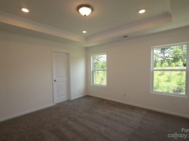 Building Photo - Spacious and modern home featuring 3 bedro...