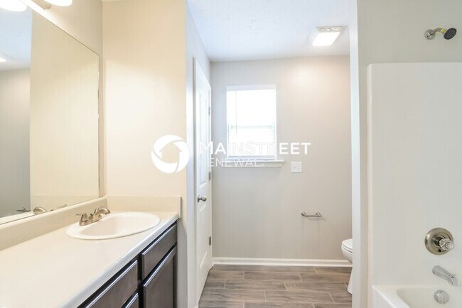 Building Photo - 3 Bedroom Pet-Friendly Home in Nashville, TN with Main Street Renewal