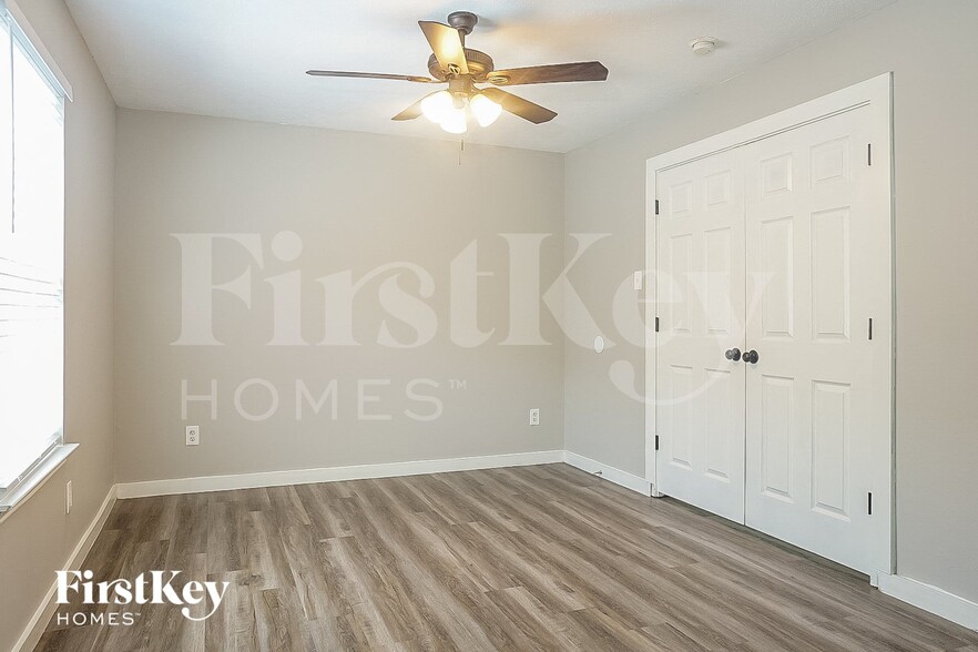 Building Photo - 7311 Village Lake Dr