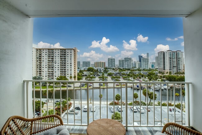 Building Photo - 500 Bayview Dr