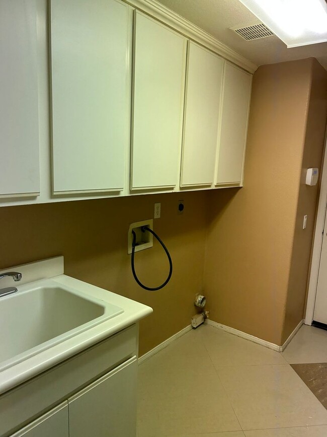 Building Photo - Spacious 5-Bedroom Home with Stunning Views