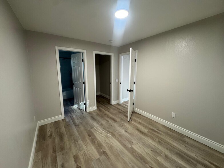 Building Photo - 546 Santiago Ave