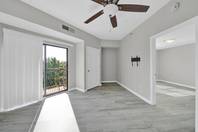 Building Photo - Lovely Two Bed Two Full Bath Condo in Fort...