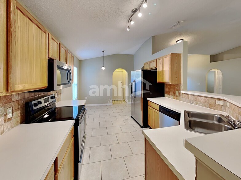 Building Photo - 16560 Corner Lake Dr