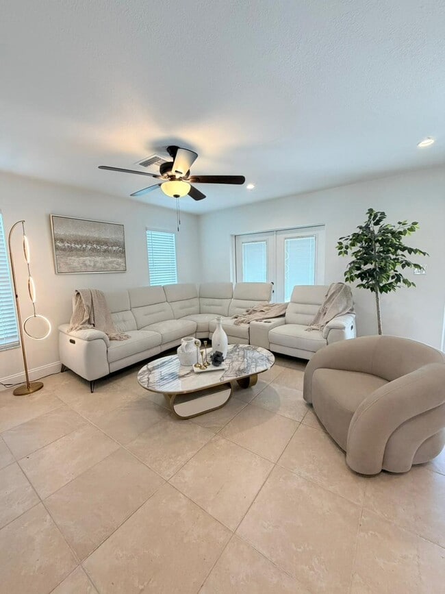 Building Photo - 2400 Seaford Dr