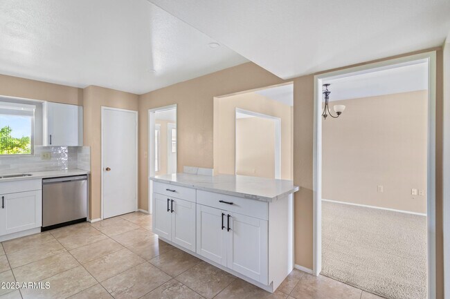 Building Photo - 10301 W Charter Oak Dr