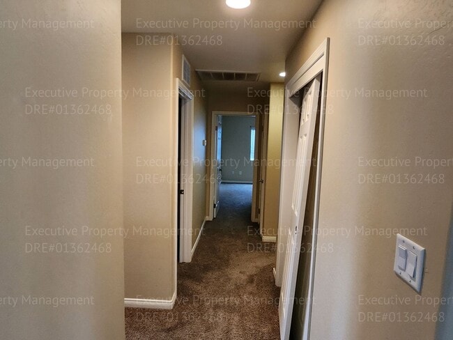 Building Photo - Spacious 4 bedroom 2 bathroom home