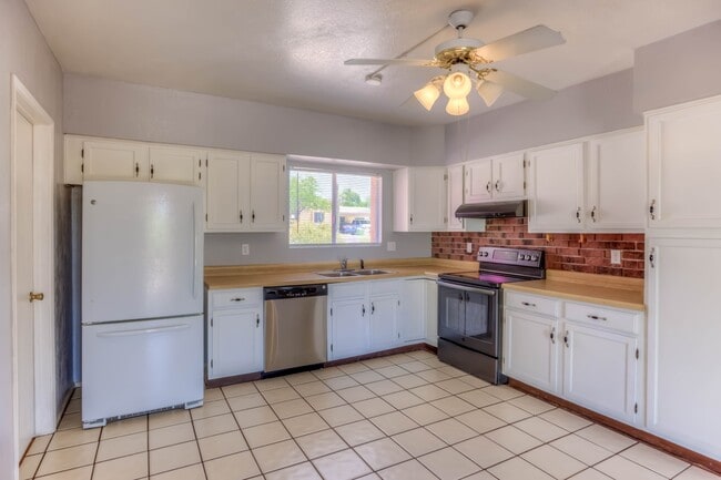 Building Photo - 1422 S Moonflower Ln