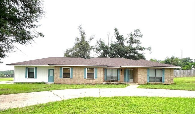 Building Photo - 1901 Mistletoe Ln
