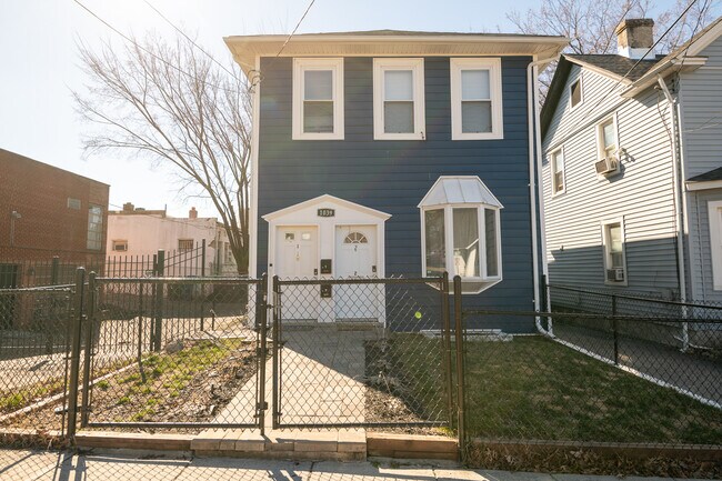 Building Photo - 1039 Evarts St NE