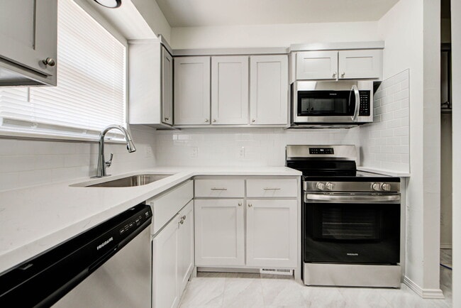 Building Photo - 2112 Melrose Dr
